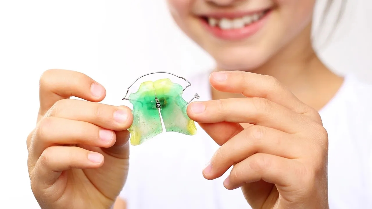 Ile kosztuje aparat na zęby ruchomy? Poznaj ceny i ukryte koszty