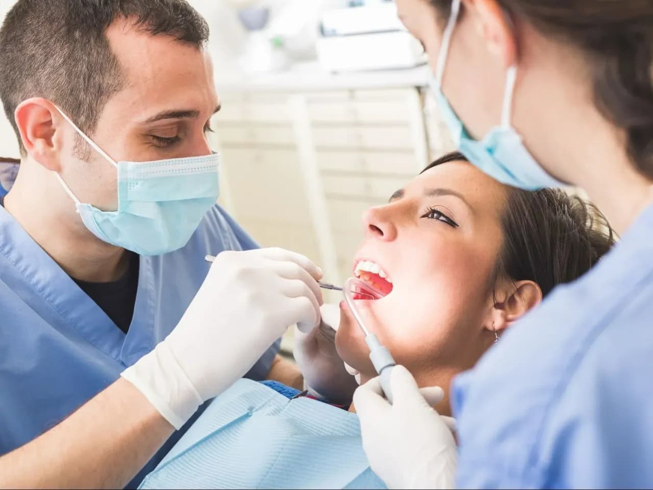 Czy dentysta widzi że ktoś pali? Oto co może zauważyć w jamie ustnej