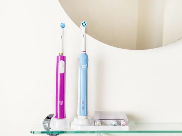 Szczoteczka soniczna czym się różni od elektrycznej – poznaj kluczowe różnice