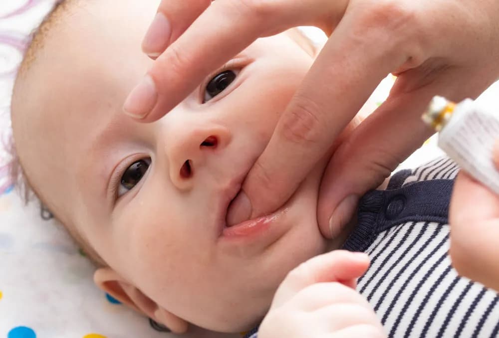 Jak wyglądają opuchnięte dziąsła u niemowlaka i co oznaczają?