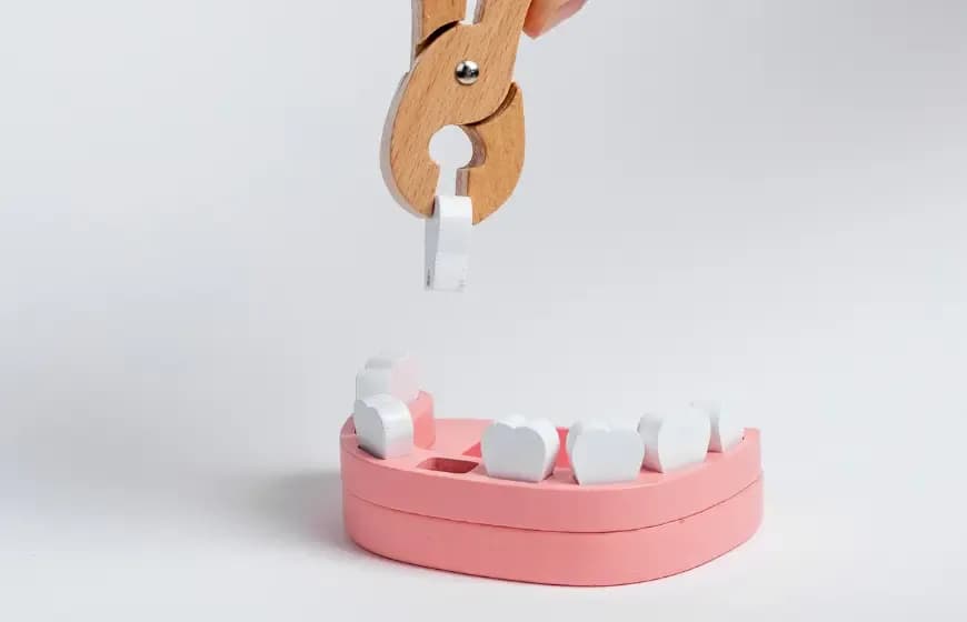 Jak goi się dziąsło po wyrwaniu zęba? Czego się spodziewać i jak przyspieszyć proces