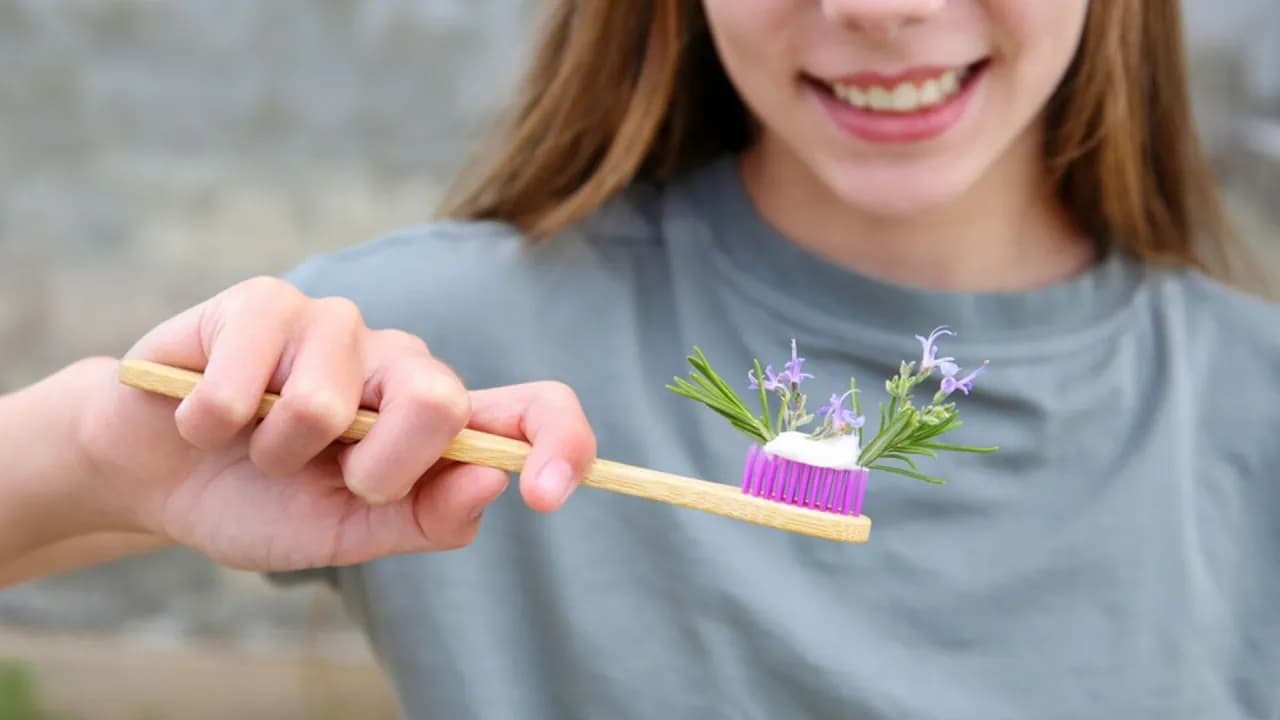 Jak płukać dziąsła szałwią, aby uniknąć problemów z dziąsłami