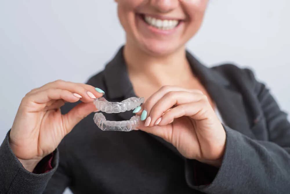 Ile kosztuje aparat na zęby góra i dół? Poznaj ukryte wydatki